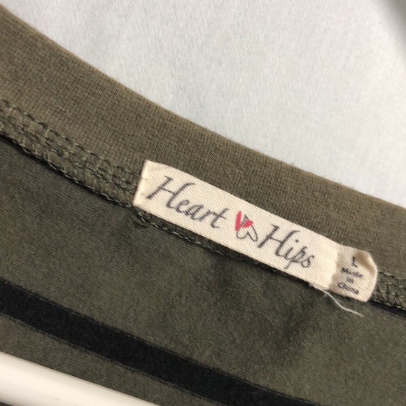 Heart and hips, large olive green, black striped V-neck T-shirt juniors wuc - Picture 2 of 9